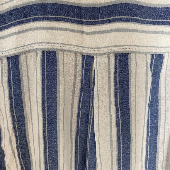 WOMANS MEDIUM LUCKY BRAND BUTTON UP BLOUSE BLUE STRIPED, COOL BEACHY COMFORTABLE - Picture 3 of 6